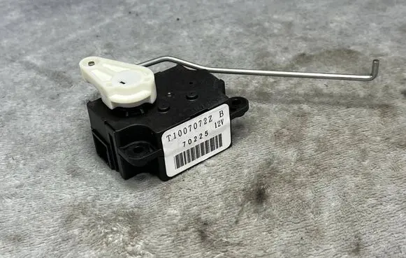 Subaru XV Rear glass lock/latch C285 T1007072Z