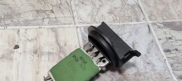 Mitsubishi Colt Heater blower motor/fan resistor R27K R74K