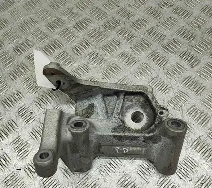 Volvo XC90 Engine mounting bracket 31670033