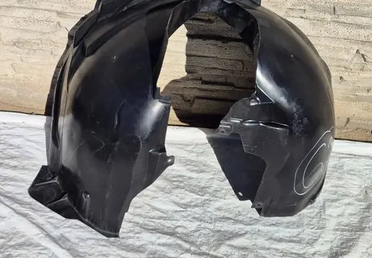 Front wheel arch liner splash guards