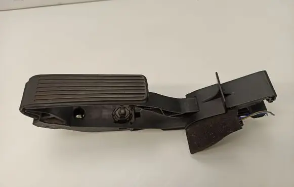 Mercedes-Benz E W211 Accelerator throttle pedal A2113000604 A2113010001