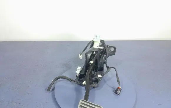 Accelerator throttle pedal