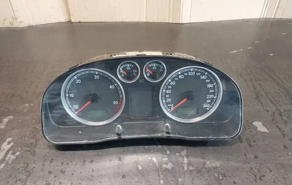 Volkswagen PASSAT B5.5 Speedometer (instrument cluster) 3B0920805A