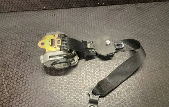Mercedes-Benz E W211 Front seatbelt 561014601