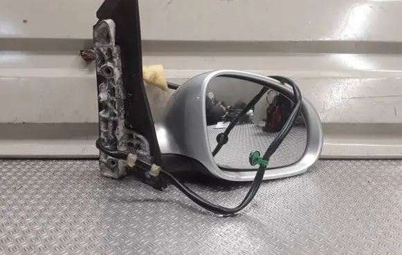 Volkswagen Golf Plus Front door electric wing mirror E1010836