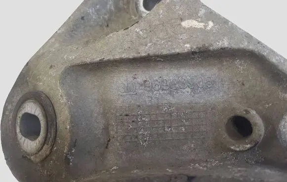 Opel Mokka Engine mounting bracket 96983905