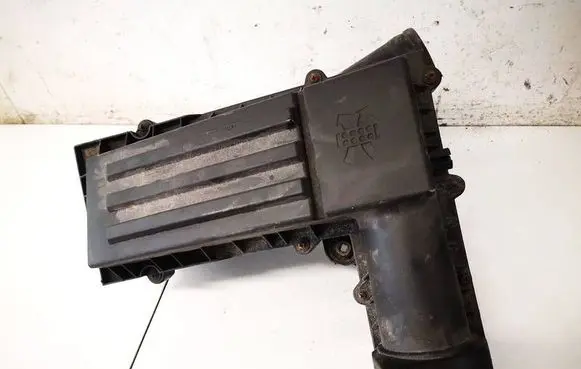 Volkswagen PASSAT B6 Air filter box 3C0129607AF