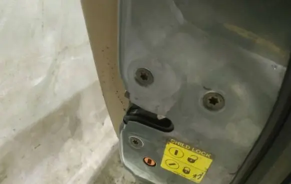 Volvo V70 Rear door lock
