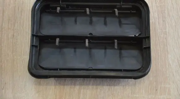 Renault Laguna III Quarter panel pressure vent 