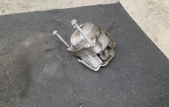 Porsche Cayenne (92A) Engine mount bracket