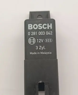 Volkswagen PASSAT B6 Glow plug pre-heat relay 0281003042 045907282A