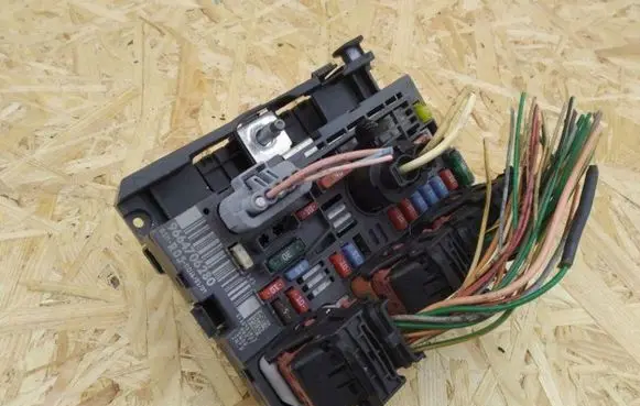 Peugeot 308 Fuse module 9664706280