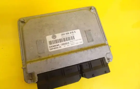 Volkswagen PASSAT B5 Engine control unit/module 3B0906018S