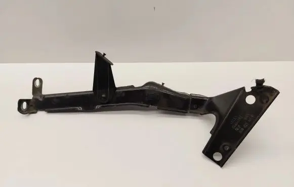 Audi A4 S4 B8 8K Fender mounting bracket 8K0821135B