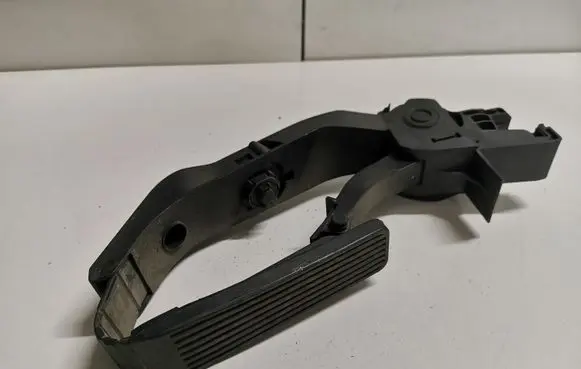 Mercedes-Benz E W211 Accelerator throttle pedal A2113000404