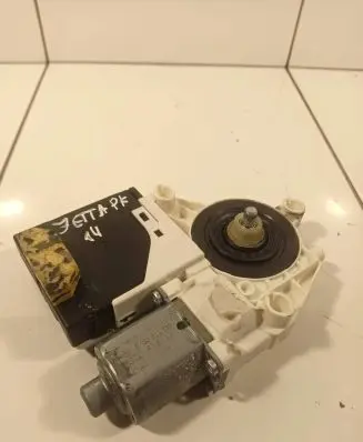 Volkswagen Jetta VI Front door window regulator motor 3C0959792B 918433110