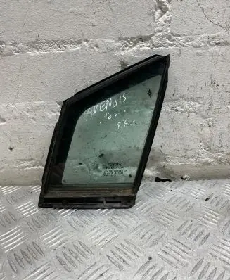Toyota Avensis T270 Front door vent window glass four-door 