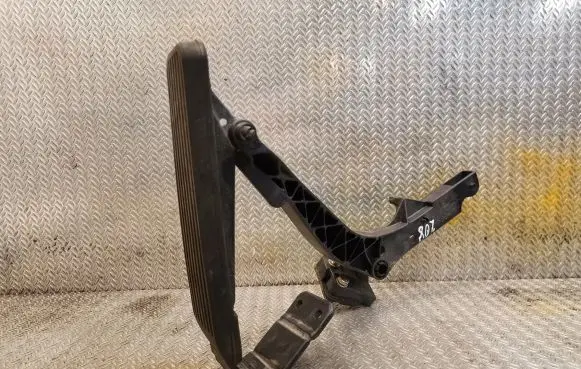 Mercedes-Benz CLK A208 C208 Accelerator throttle pedal 2023011920