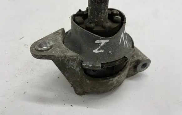 Opel Zafira B Engine mount bracket