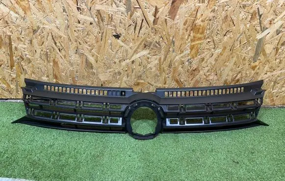 Volkswagen Golf Plus Front bumper upper radiator grill 5M0853653L