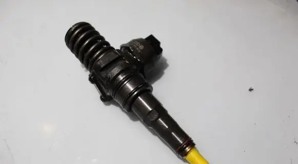 Volkswagen Caddy Fuel injector 0381300739N