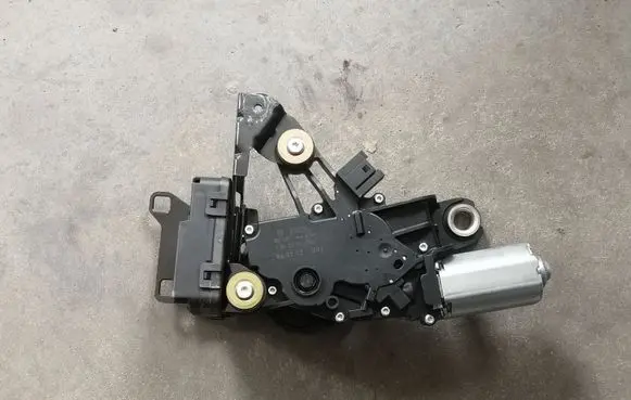 BMW 5 E60 E61 Tailgate window lock/catch/latch 8218849