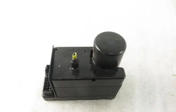 Mercedes-Benz C AMG W202 Central locking vacuum pump 2028001048 0132006344