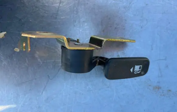Ford Mondeo Mk III Fuel cap release pull handle C024
