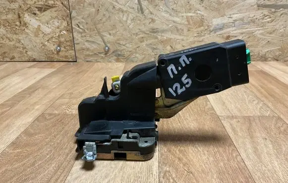 Volvo S40, V40 Front door lock 