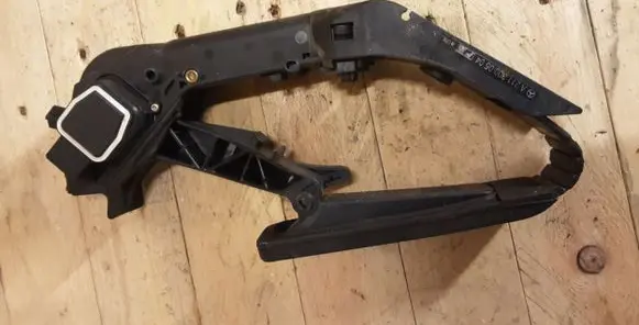 Mercedes-Benz E W211 Accelerator throttle pedal A2113000504 5668