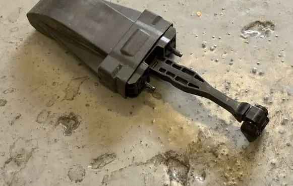 BMW 5 G30 G31 Rear door check strap stopper 7341033