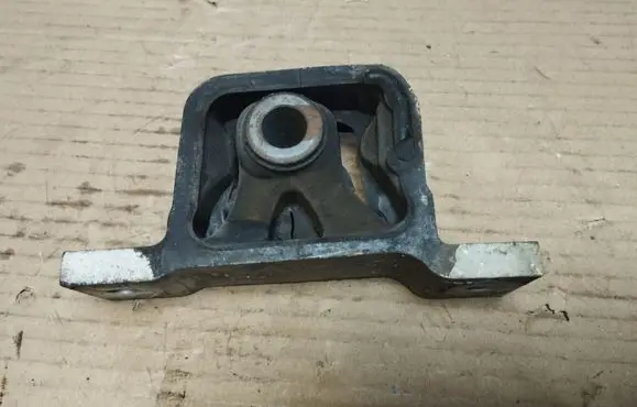 Honda Element Engine mount bracket