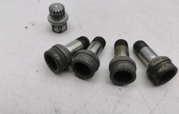 Audi A1 Anti-theft wheel nuts and lock 