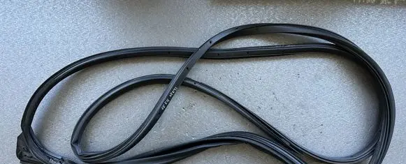 Nissan Patrol Y61 Rear door rubber seal (on body) 82830VB000