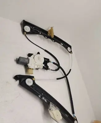 BMW M4 F82 F83 Front door window regulator with motor 7281623