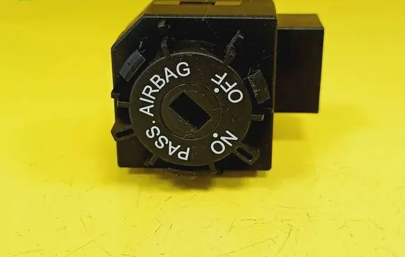 Passenger airbag on/off switch