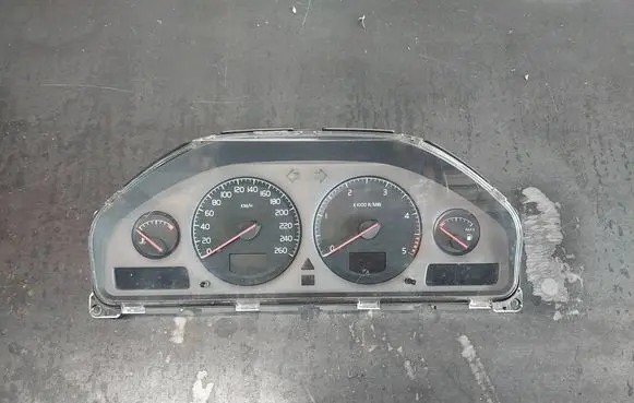 Volvo V70 Speedometer (instrument cluster) 8637996 69294-630T 8602474