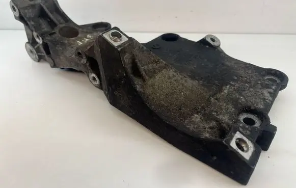 Volkswagen PASSAT B6 Generator/alternator bracket 03G903143A
