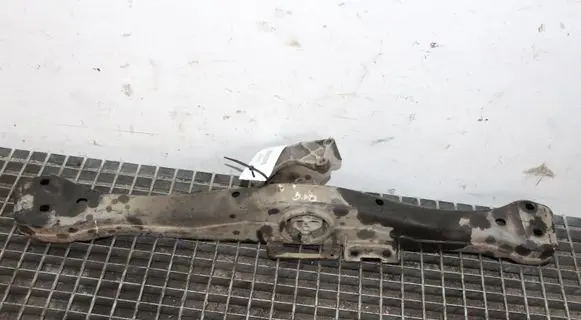 Volkswagen Touareg I Rear differential/diff mount bracket 