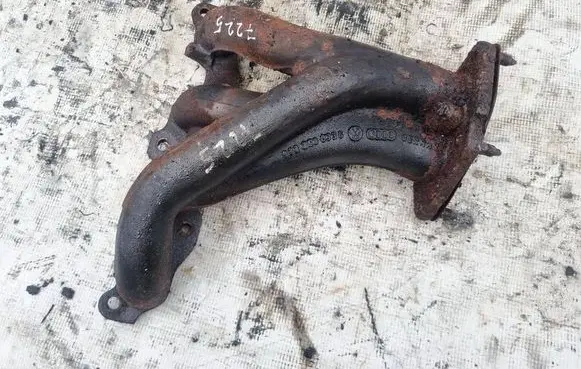 Volkswagen Golf III Exhaust manifold 032253033C