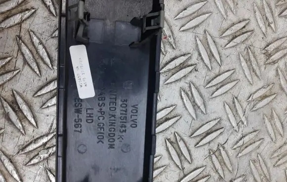 Volvo V70 Dash center air vent grill