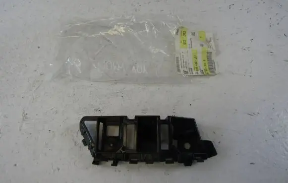 Volkswagen Tiguan Fender mounting bracket 5N0807184D