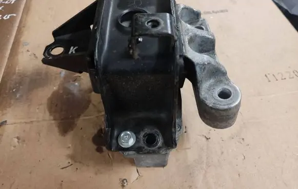 Mitsubishi Outlander Engine mount bracket 1808301