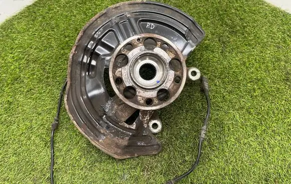 Mercedes-Benz B W246 W242 Front wheel hub A2464210620