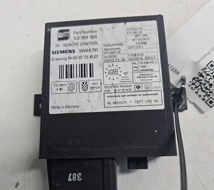 Seat Toledo I (1L) Comfort/convenience module 1L0959800