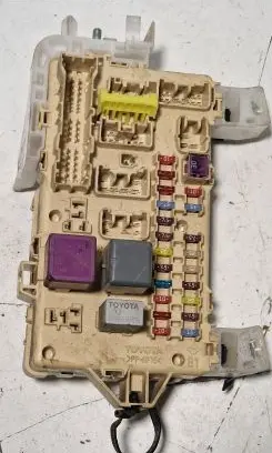 Toyota Corolla Verso E121 Fuse module 892210F010 1471726080 06112218550102