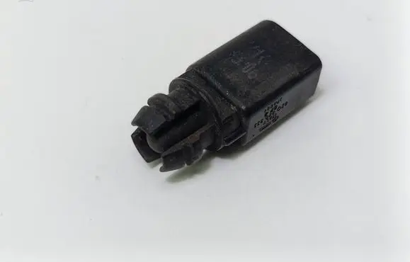 Volkswagen PASSAT B6 Outside/exterior temperature sensor 8Z0820335
