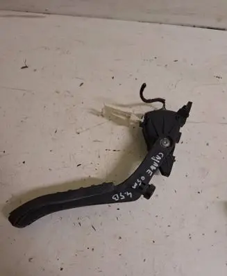 Accelerator throttle pedal