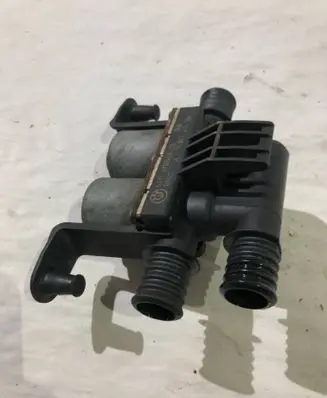 BMW X5 F15 Coolant heater control valve 6910544 131122 1147412166