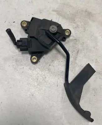 Accelerator throttle pedal